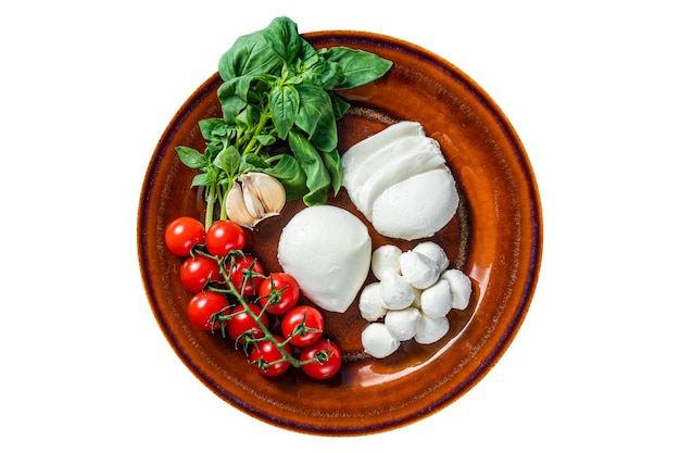 Formaggio mozzarella basilico e ciliegio di pomodoro pronti per la cottura insalata di caprese sfondo bianco isolato vista dall'alto