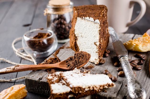 Formaggio nel caffè macinato e una tazza di cappuccino