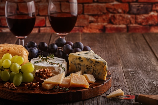 Formaggio, noci, uva e vino rosso