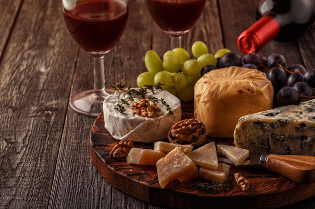 Formaggio, noci, uva e vino rosso