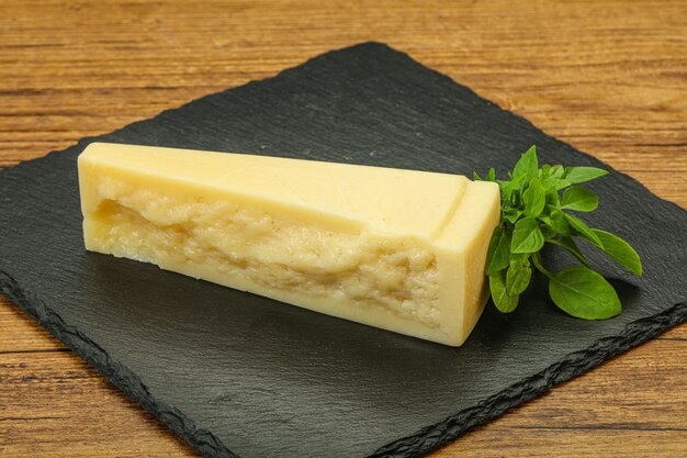 Formaggio parmigiano duro servito a basilico