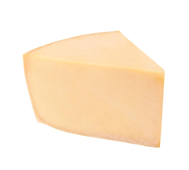 Formaggio parmigiano isolato su bianco