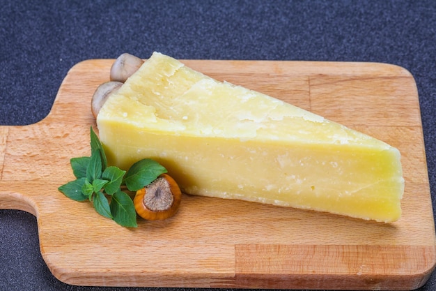 Formaggio parmigiano servito basilico e noci