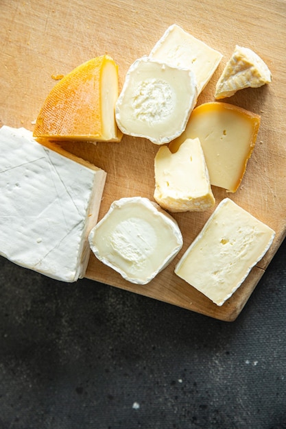 formaggio piatto assortiti formaggi pasto fresco cibo spuntino sul tavolo copia spazio cibo sfondo rustico