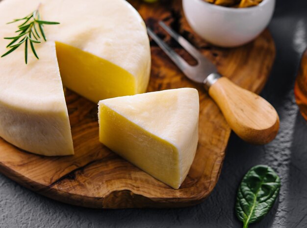 Formaggio rotondo su una tavola di legno da vicino