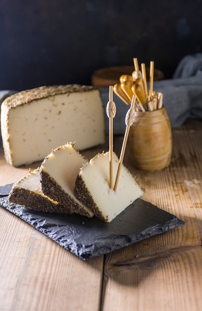 Formaggio semi-stagionato con un sottile strato di erbe aromatiche.