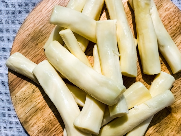 Formaggio su una tavola di legno Sfondio formaggio georgiano suluguni