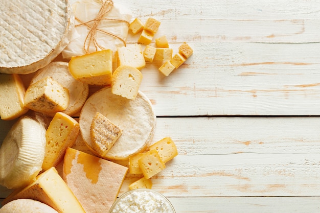 Formaggio sul tavolo di legno