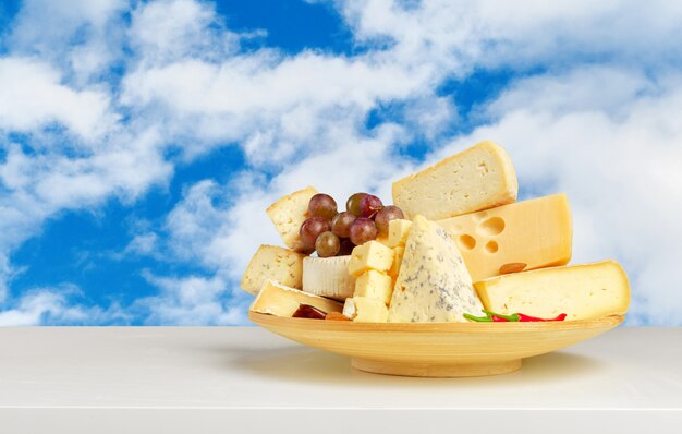 Formaggio sul tavolo di legno