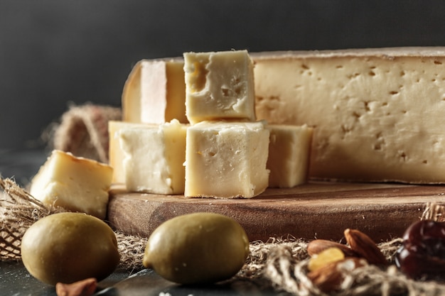 Formaggio sul tavolo di legno