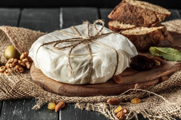 Formaggio sul tavolo di legno