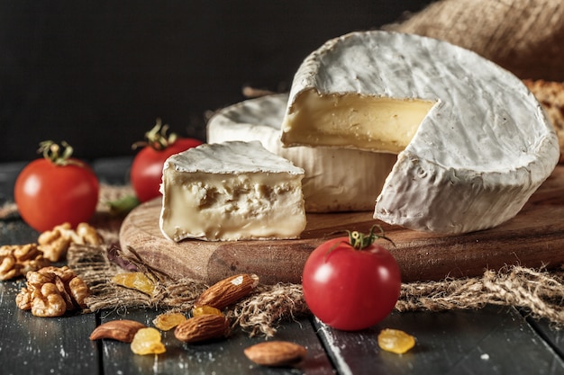 Formaggio sul tavolo di legno