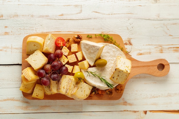 Formaggio sul tavolo di legno