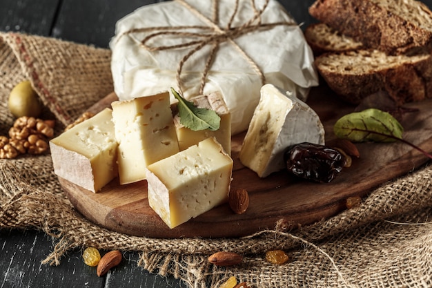 Formaggio sul tavolo di legno