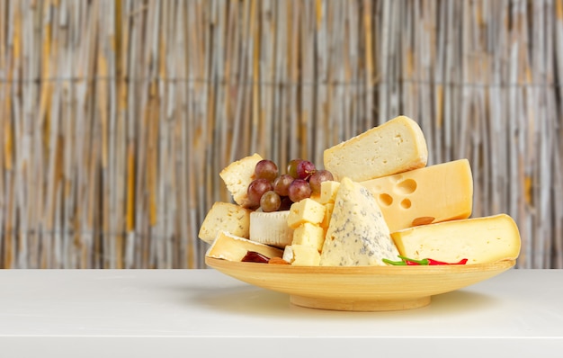 Formaggio sul tavolo di legno