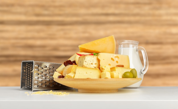 Formaggio sul tavolo di legno