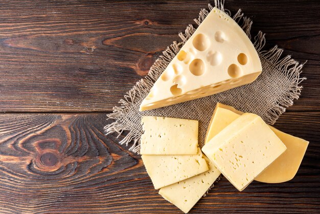 Formaggio sulla tavola di legno scuro.