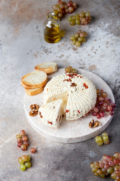 Formaggio tondo fatto in casa alle erbe e pomodori secchi