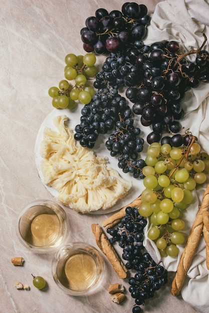 Formaggio, uva e vino