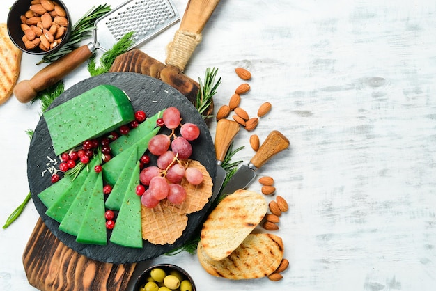 Formaggio verde con basilico ed erbe aromatiche Stile rustico Copia spazio libero