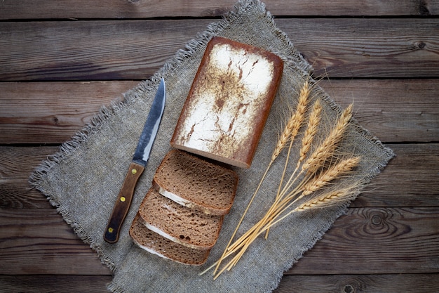 Formare pane di segale, con pezzi di fette.