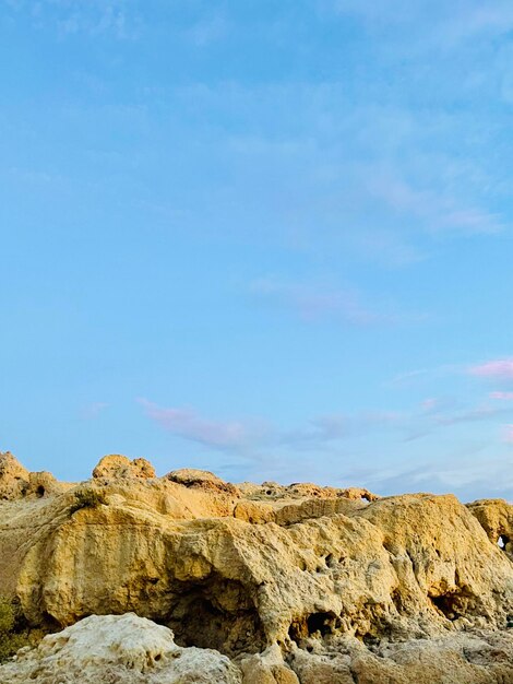 Formazione della barriera corallina da arenaria sulla costa Algar Seco Carvoeiro