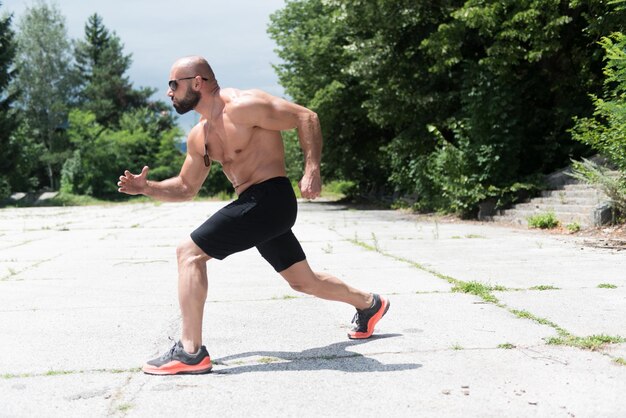 Formazione di boxe uomo adulto all'aperto nel parco