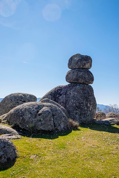 Formazione di grandi rocce granitiche conosciute come tre pannelli nella provincia di Salamanca