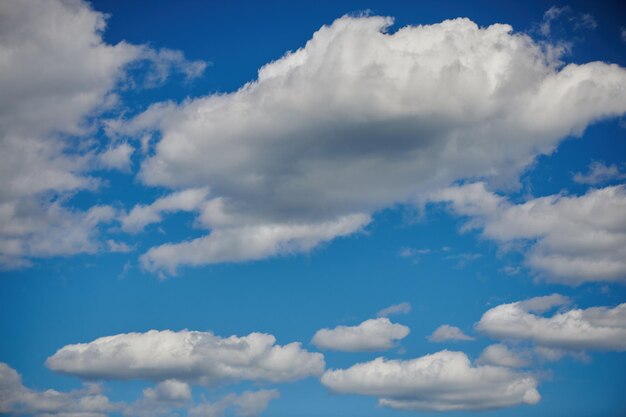 Formazione di nubi cumuliformi bianche nel cielo blu in una giornata di sole estivo Cielo blu nuvoloso Scenario pittoresco Tempo volubile