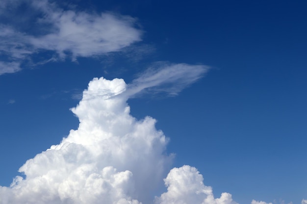 Formazione di nuvole sul cielo blu