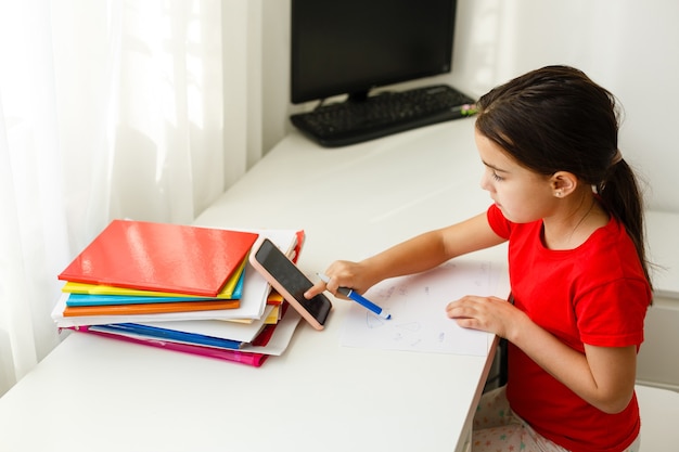 Formazione online a distanza, la bambina scrive formule