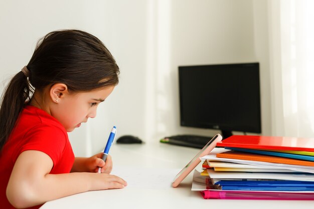 Formazione online a distanza, la bambina scrive formule