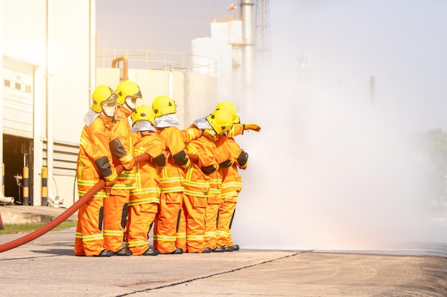 Formazione per vigili del fuoco Formazione per istruttori sull'uso delle manichette antincendio per combattere gli incendi in fabbrica