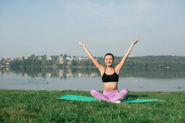 Formazione ragazza di fitness nel parco