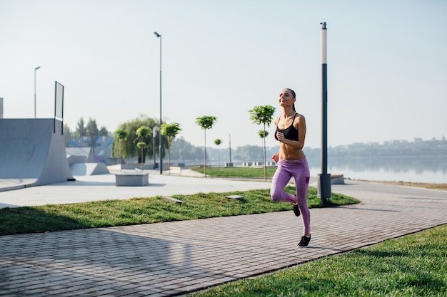 Formazione ragazza di fitness nel parco