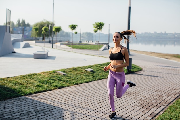 Formazione ragazza di fitness nel parco