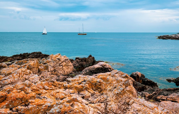 Formazione rocciosa colorata nel mare intorno alla pittoresca cittadina Gudhjem a Bornholm, Danimarca