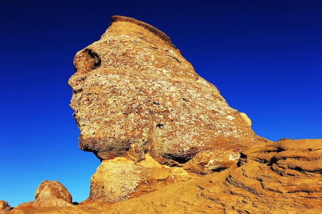 Formazione rocciosa di sfinge contro un cielo blu limpido al parco naturale di bucegi