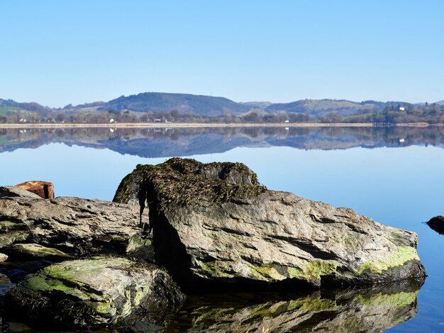 Formazione rocciosa di un lago contro un cielo blu limpido