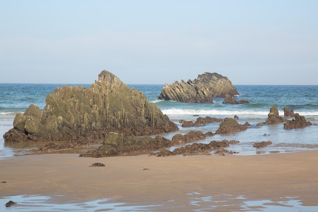 Formazione rocciosa e sabbia sulla spiaggia di Odeceixe, Algarve, Portogallo