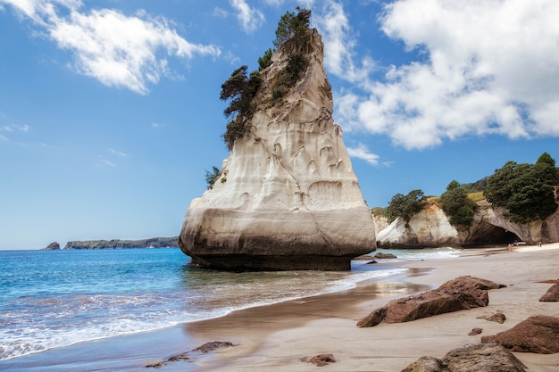 Formazione rocciosa insolita a Cathedral Cove vicino a Hahei in Nuova Zelanda