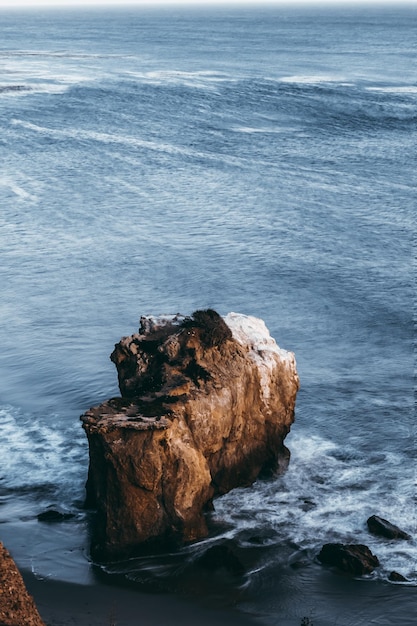 Formazione rocciosa sulla riva del mare