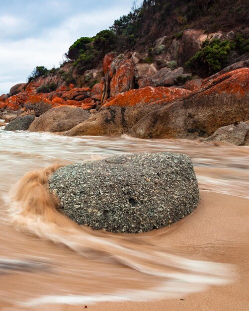 Formazione rocciosa sulla spiaggia contro il cielo