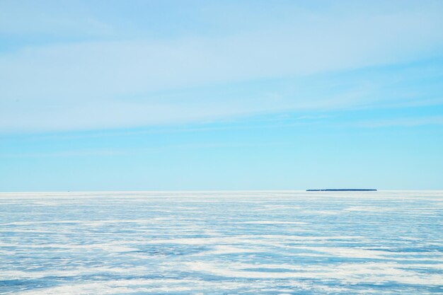 Formazioni di ghiaccio sul lago ghiacciato dal ponte di Mackinaw