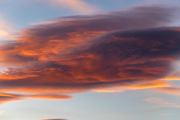Formazioni di nuvole durante l'alba a Marbella su un paesaggio del cielo mediterraneo
