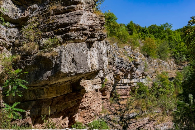 Formazioni geologiche nella gola del fiume Boljetin nella Serbia orientale