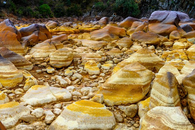 Formazioni minerali arancione e pozzanghere a Rio Tinto