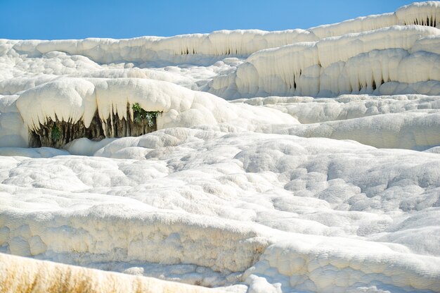 Formazioni naturali di carbonato su una montagna a Pamukkale, Turchia