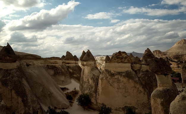 Formazioni rocciose contro un cielo nuvoloso