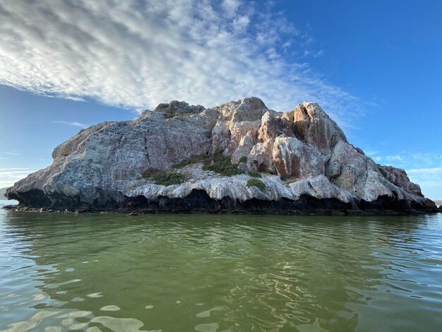 Formazioni rocciose dal mare contro il cielo